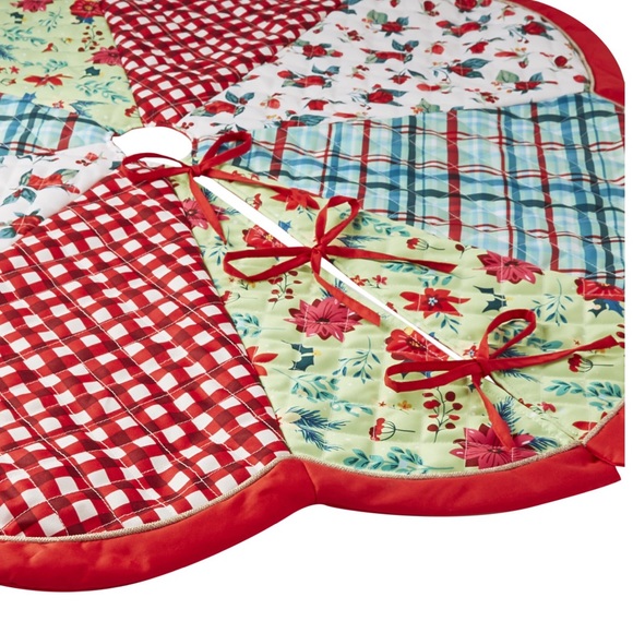 The Pioneer Woman Patchwork 48 inch Christmas tree skirt - Picture 3 of 8